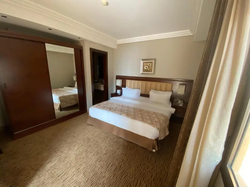 Une chambre d'hôtel avec un grand lit et un placard intégré.