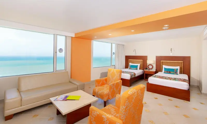 Chambre lumineuse avec vue sur la mer et espace détente.