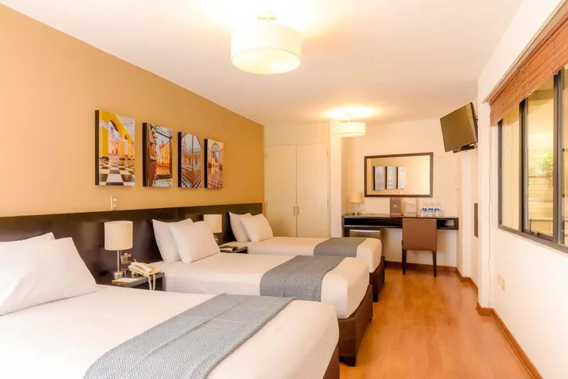 Chambre d'hôtel avec deux lits simples et une décoration murale.