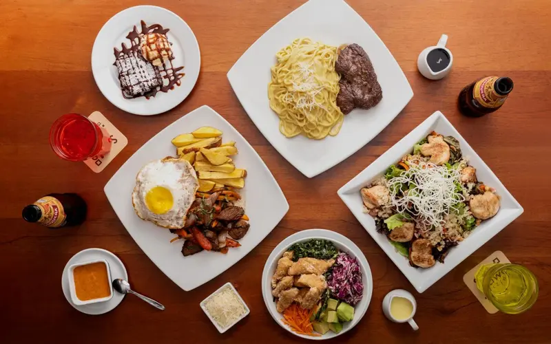 Assortiment de plats servis sur une table en bois.
