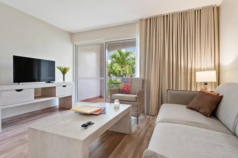 Espace de détente intérieur avec canapé et télévision.