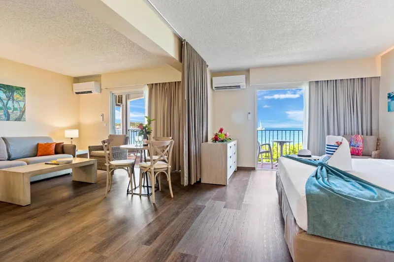 Espace de vie lumineux avec coin salon et vue sur la mer.