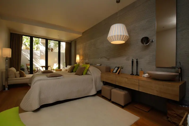 Une chambre lumineuse avec un grand lit et un accès à une terrasse.