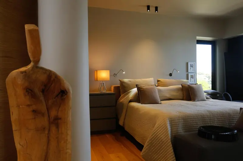 Une chambre lumineuse avec un grand lit et une décoration sobre.