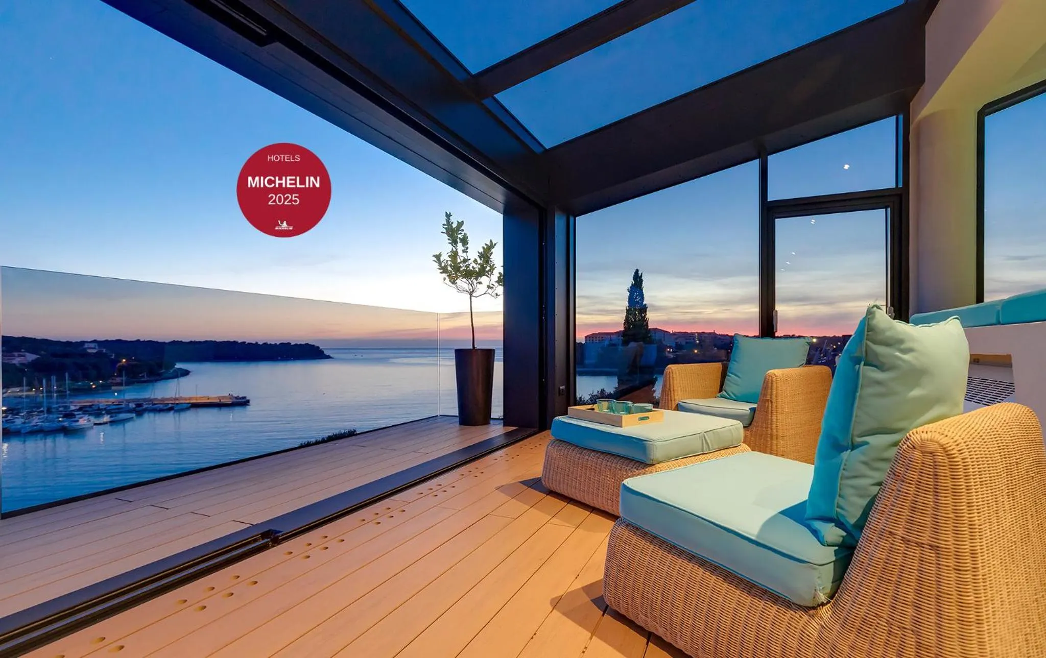 Espace de détente intérieur avec vue sur la mer au crépuscule.