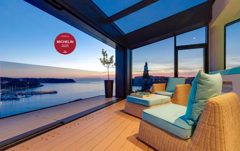 Espace de détente intérieur avec vue sur la mer au crépuscule.