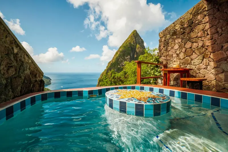 Une piscine à débordement offre une vue sur la mer et les montagnes.