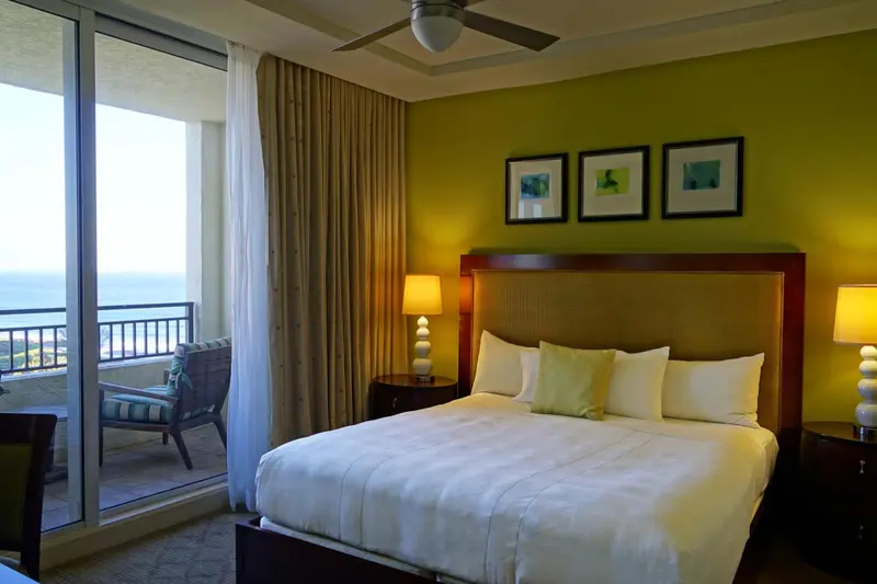 Une chambre lumineuse avec un grand lit et une vue sur la mer.