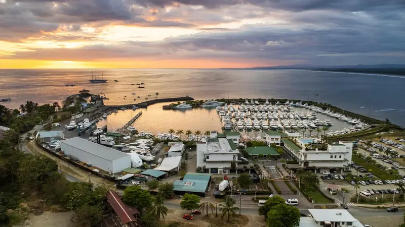 Vue aérienne d'un port de plaisance au coucher du soleil.