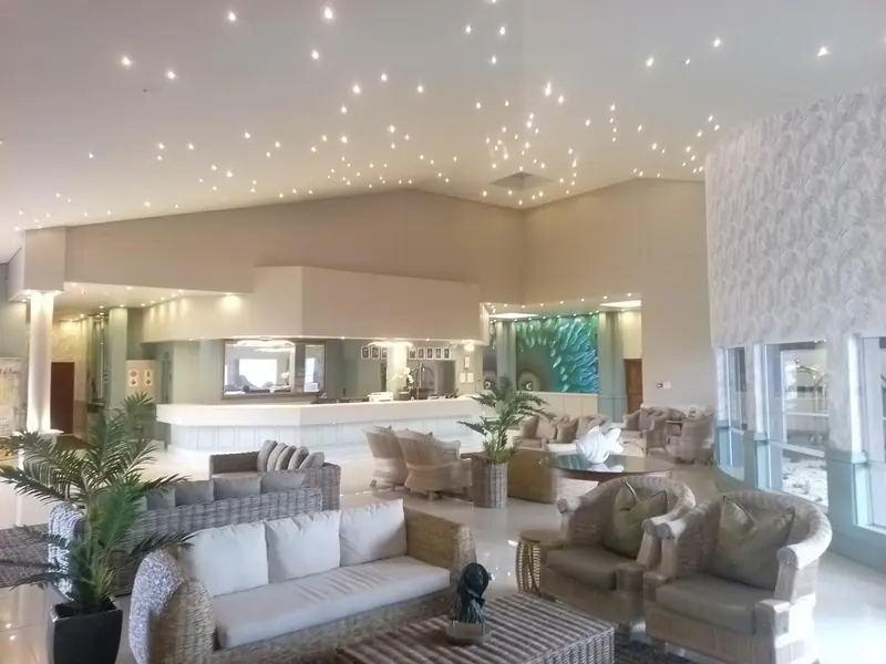 Vaste espace lumineux avec un comptoir d'accueil et des salons confortables.