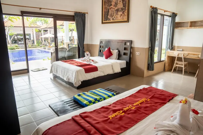 Une chambre lumineuse avec un grand lit et un accès à une piscine.
