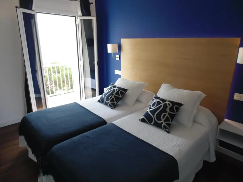 Une chambre avec un grand lit et une vue sur l'extérieur.
