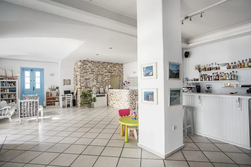 Espace intérieur lumineux avec un comptoir de bar et un coin salon.