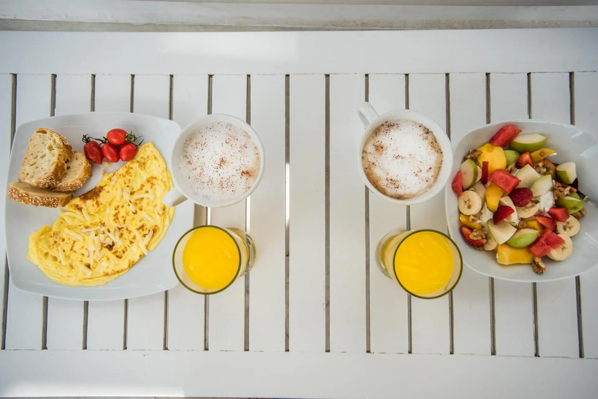 Un petit-déjeuner copieux est présenté sur une table blanche.