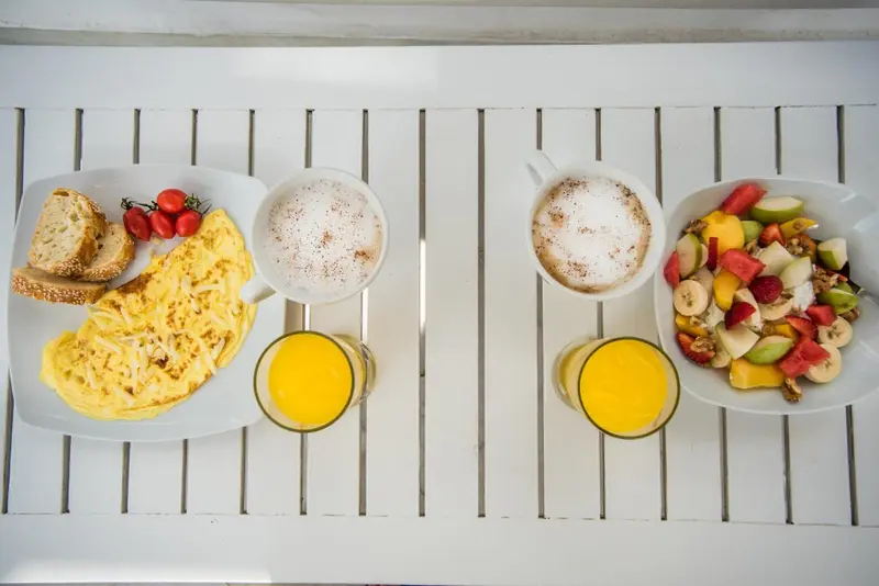 Un petit-déjeuner copieux est présenté sur une table blanche.