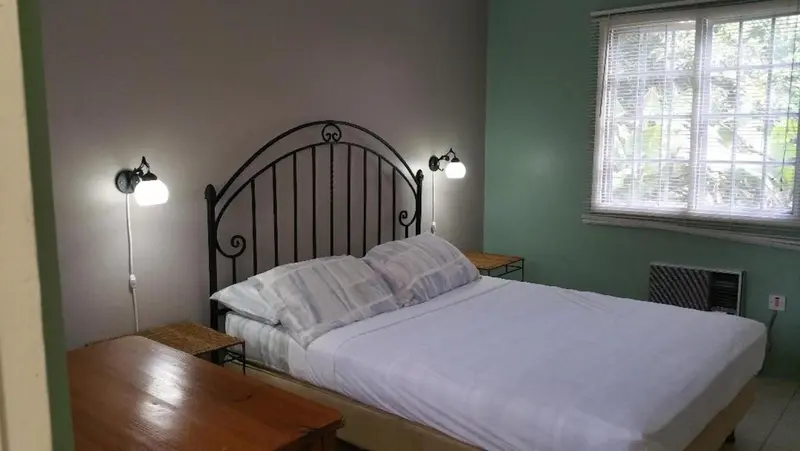 Une chambre avec un lit double et des tables de chevet.