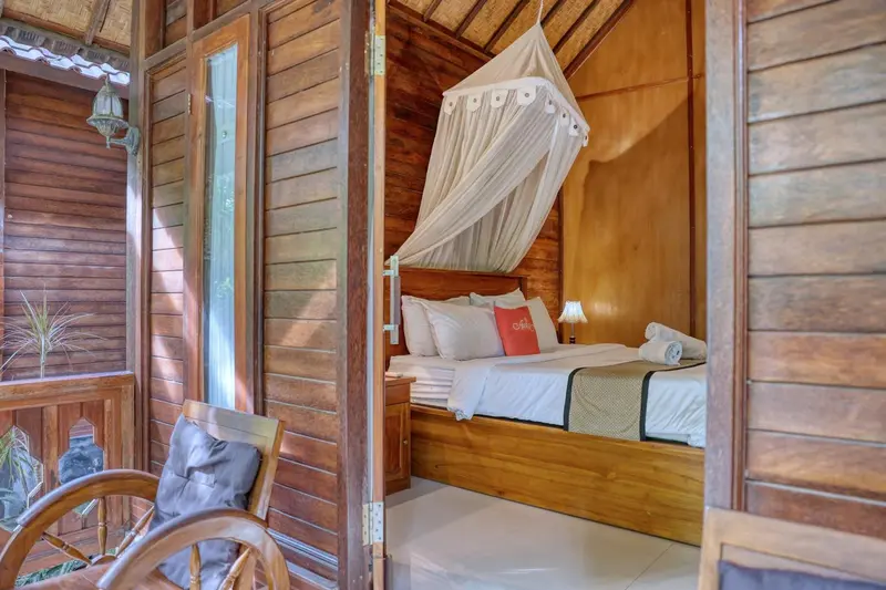 Une chambre avec un lit à baldaquin en bois et une décoration chaleureuse.