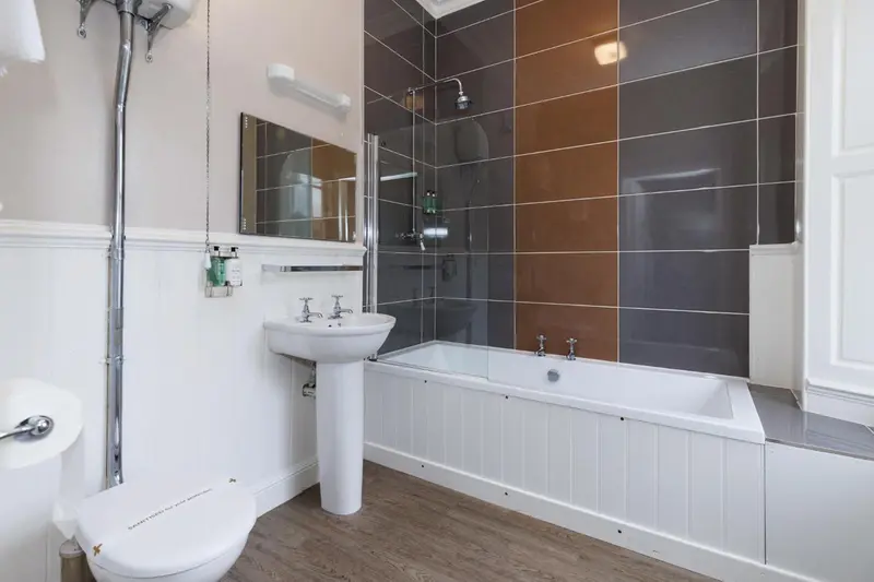 Une salle de bain moderne avec baignoire et douche.