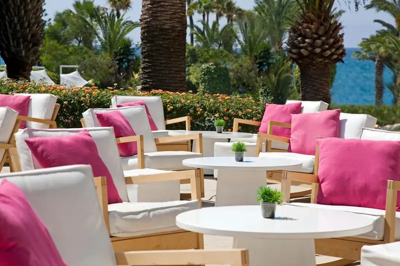 Terrasse aménagée avec des fauteuils et des tables basses.