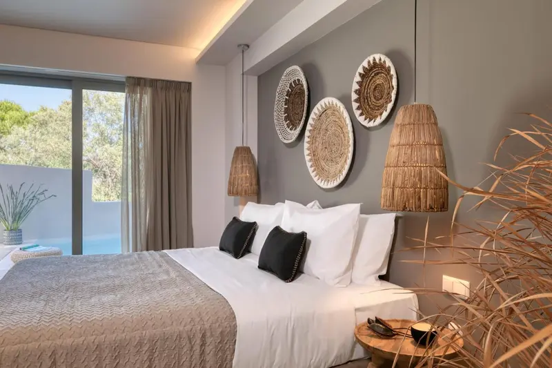 Une chambre à coucher lumineuse avec un grand lit et des décorations murales en fibres naturelles.