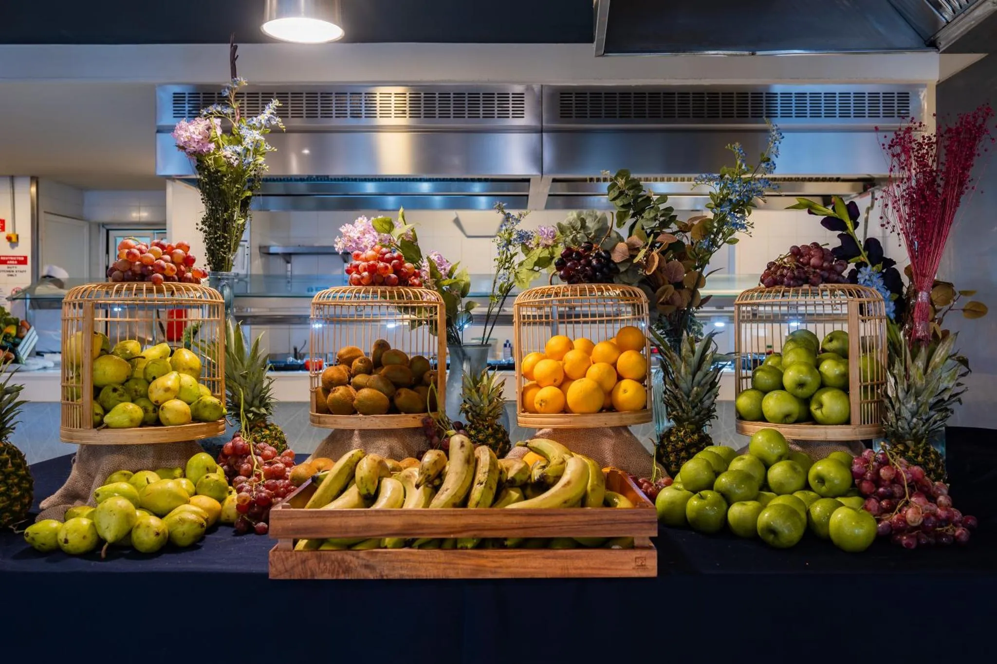 Un buffet de fruits frais est présenté dans un espace lumineux.