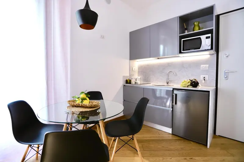 Une cuisine moderne avec une table ronde et des chaises.