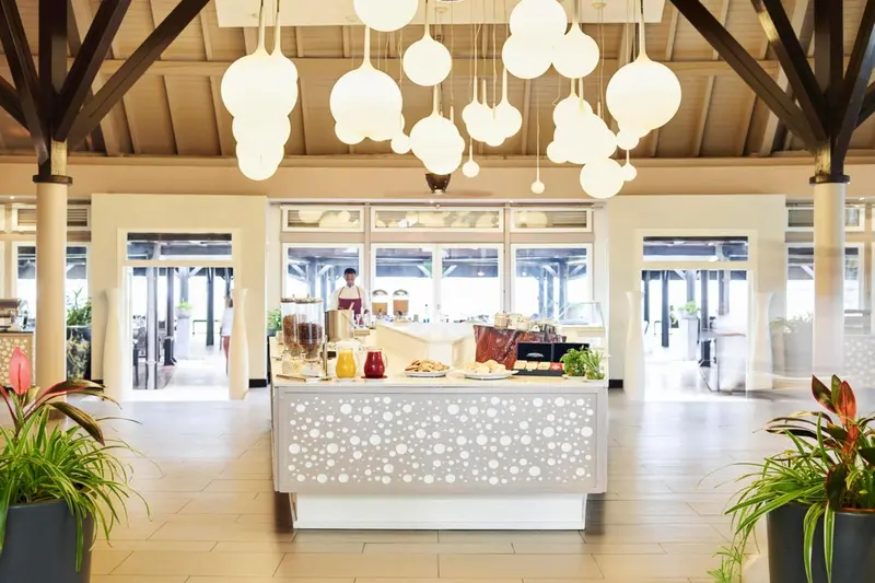 Un buffet de nourriture est présenté dans une salle lumineuse et ouverte.