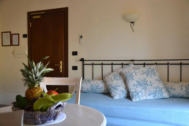 Une chambre avec un lit et une table décorée de fruits.