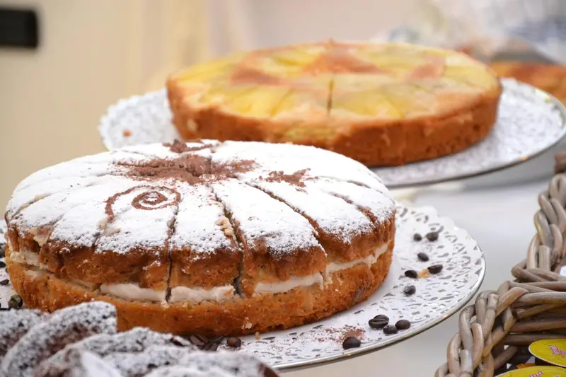 Deux tartes aux fruits sont présentées sur des présentoirs en argent.