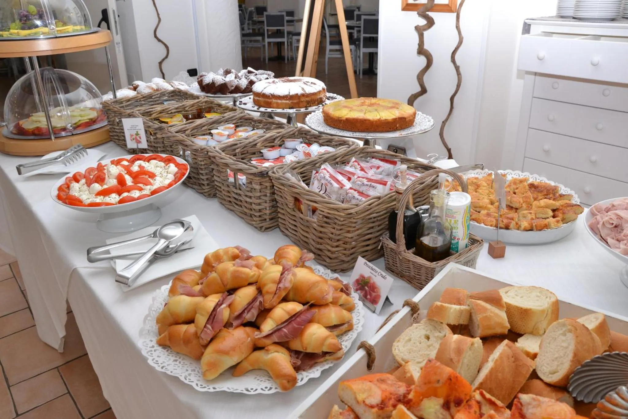 Un buffet propose une variété de pâtisseries, de viennoiseries et de charcuteries.