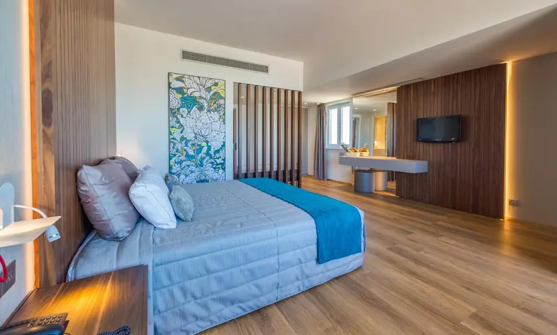 Une chambre moderne avec un grand lit et un bureau.
