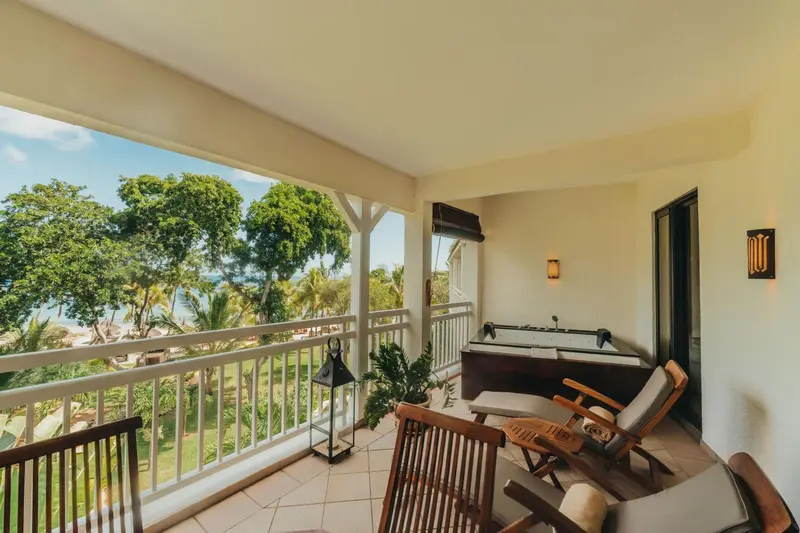 Terrasse aménagée avec mobilier de jardin et vue sur la végétation.