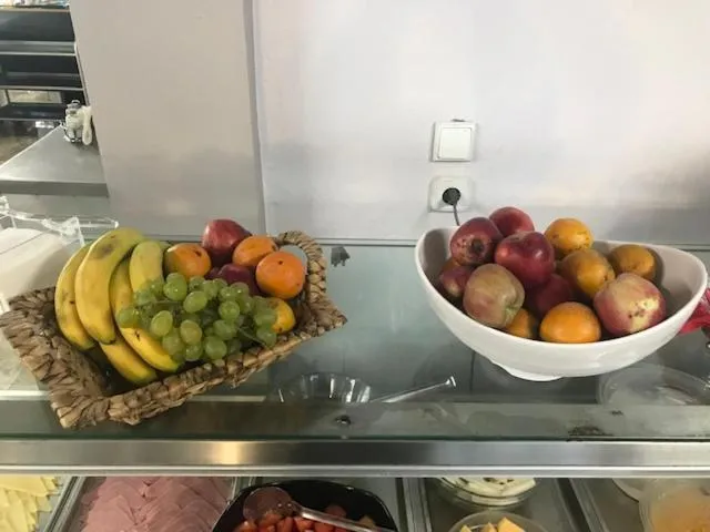 Des fruits frais sont présentés dans des paniers et des bols sur un comptoir.