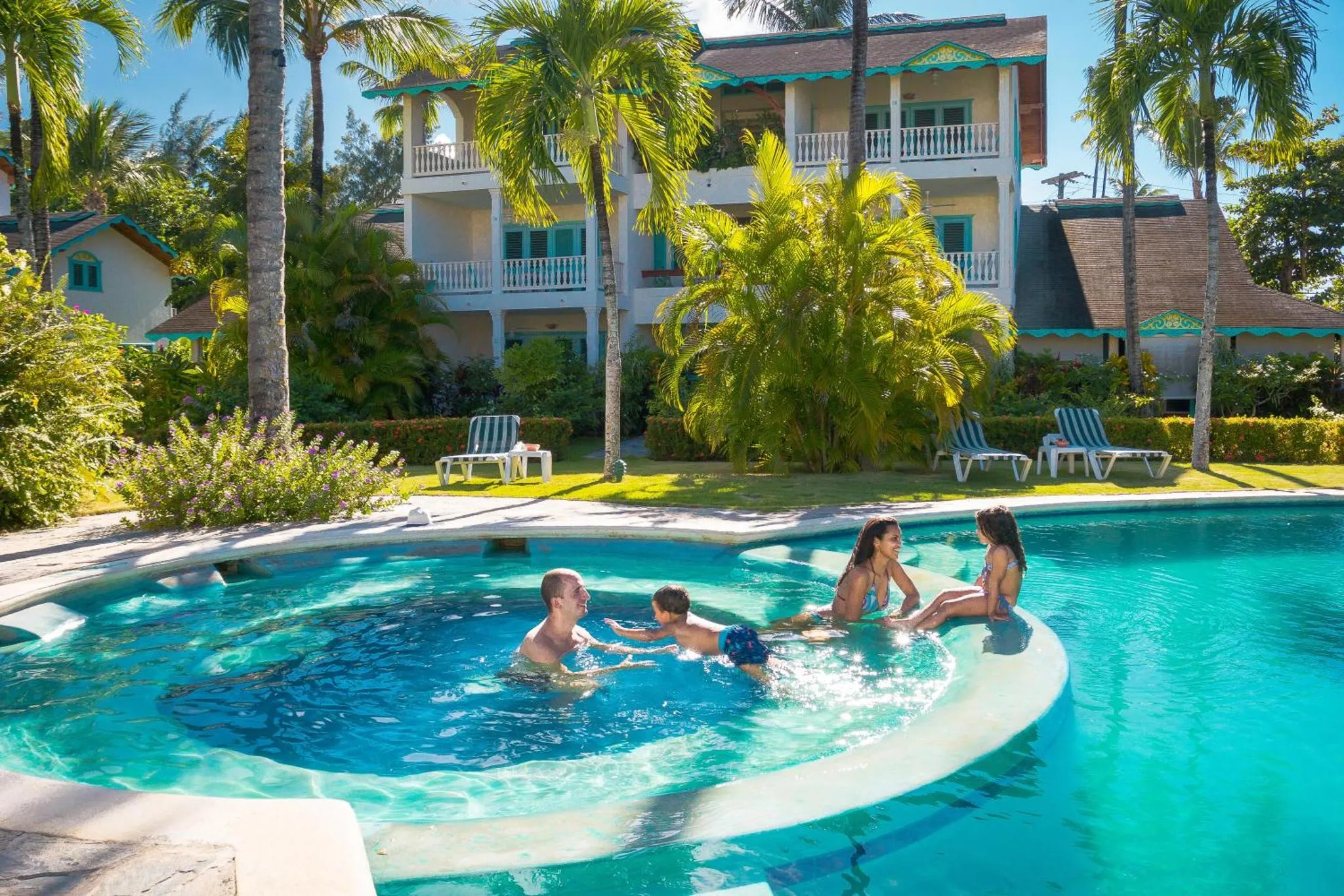 Des vacanciers se rafraîchissent dans une piscine en bord de mer.