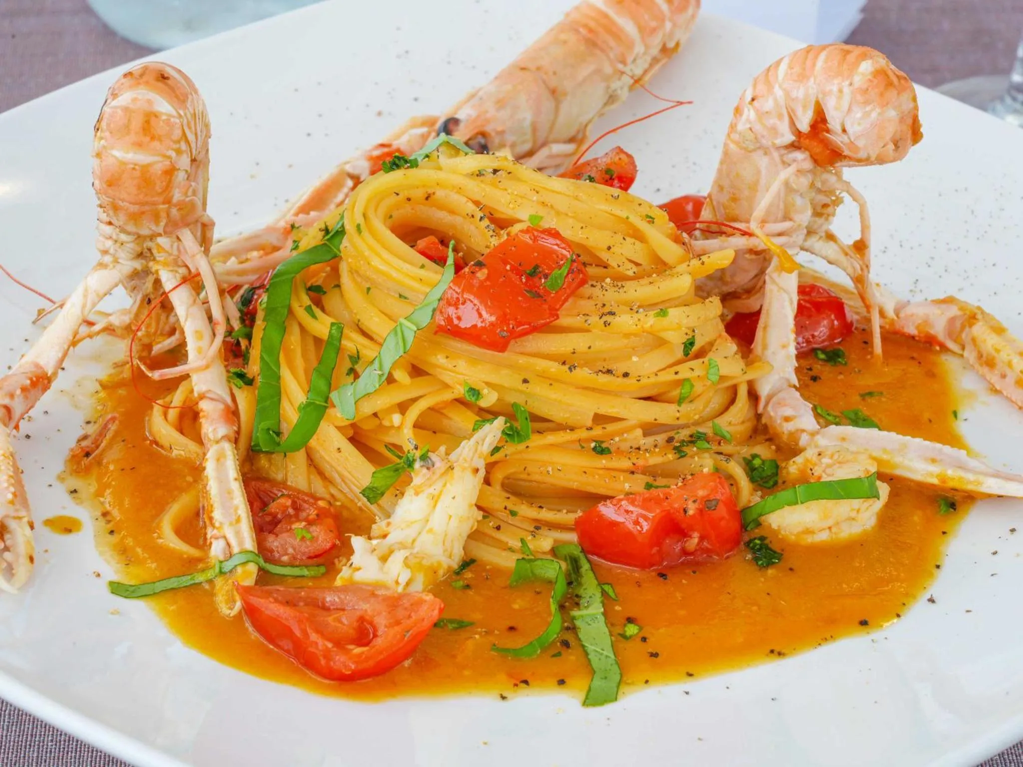 Assiette de spaghetti aux langoustines et tomates cerises.