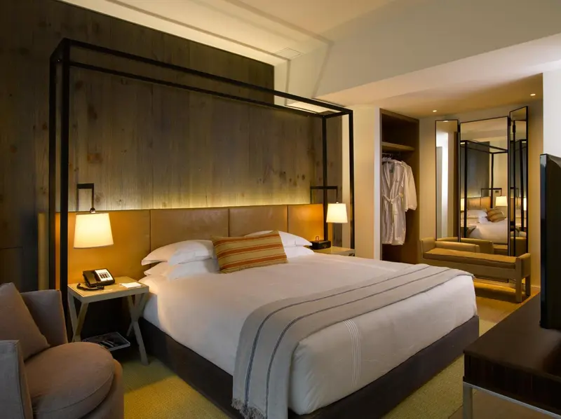 Une chambre lumineuse avec un grand lit et un éclairage tamisé.