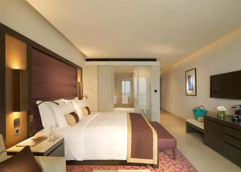 Une chambre d'hôtel moderne avec un grand lit et une décoration soignée.