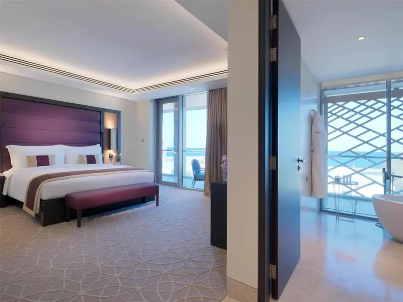 Une chambre spacieuse avec un grand lit et une vue sur la mer.