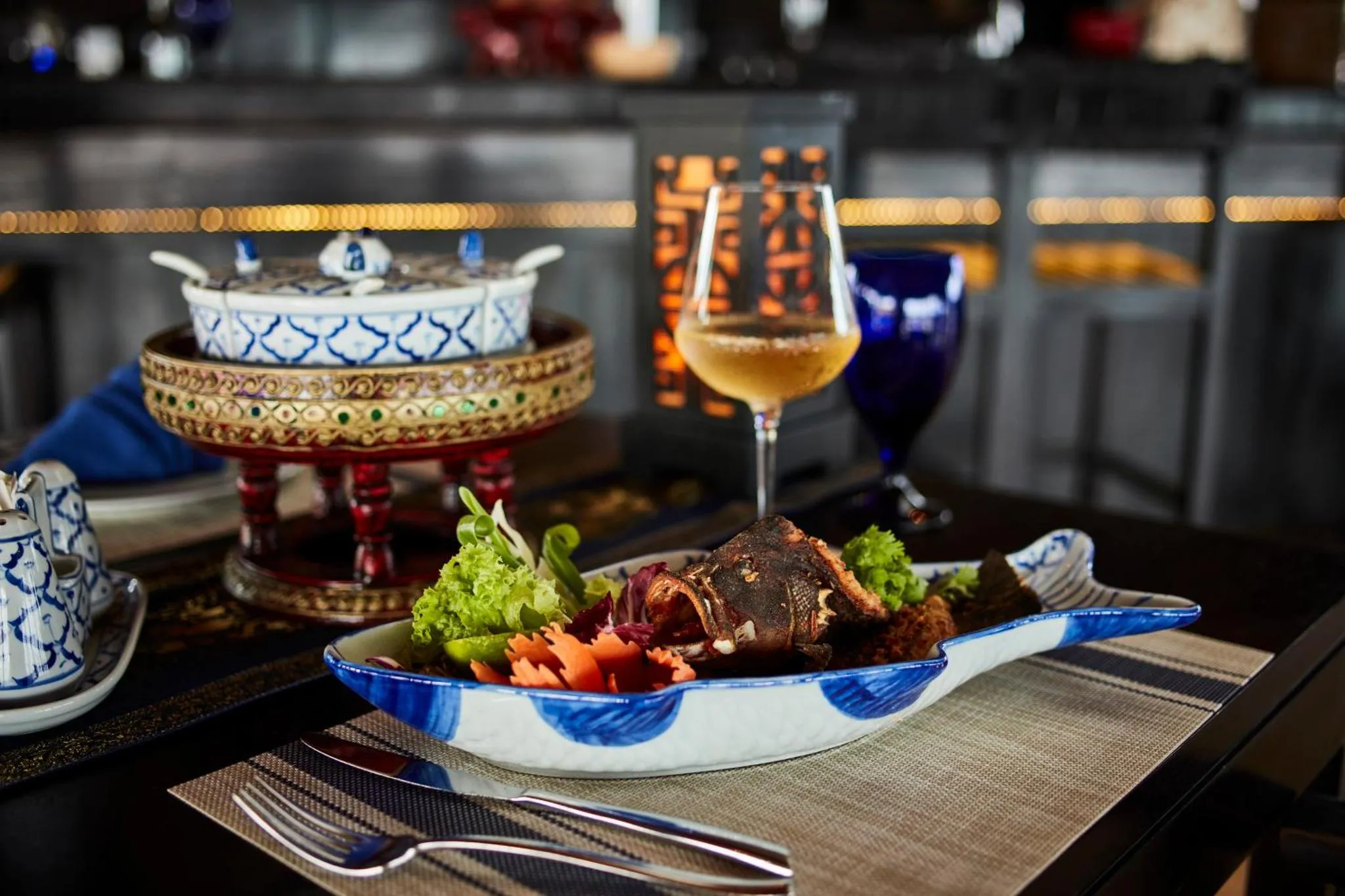 Une table est dressée avec des plats décoratifs et une boisson.