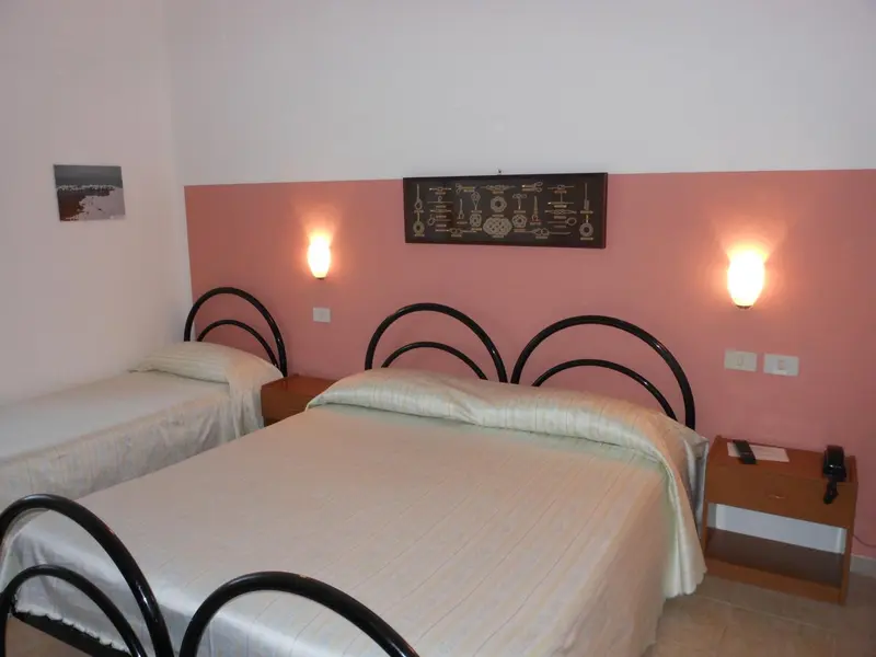 Une chambre avec deux lits simples et une décoration murale.