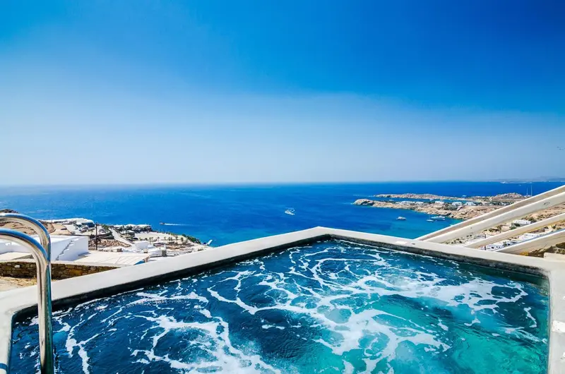 Jacuzzi avec vue sur la mer et le littoral.
