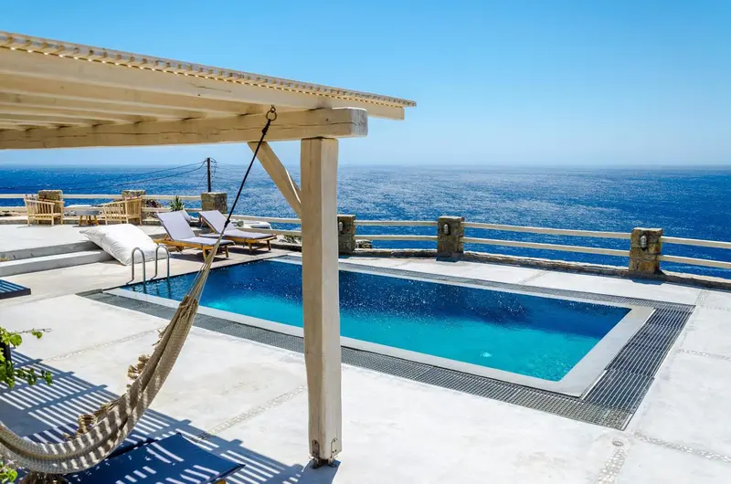 Terrasse avec piscine et vue sur la mer.