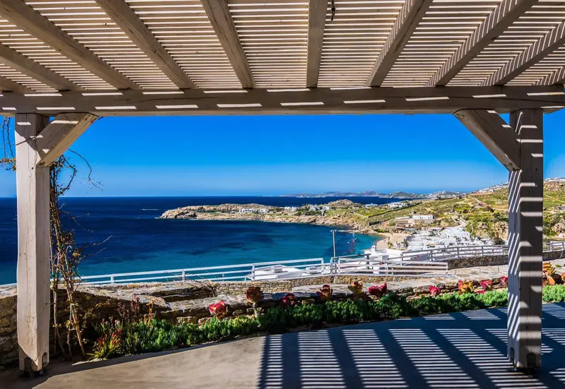 Vue sur la mer depuis une structure ombragée.