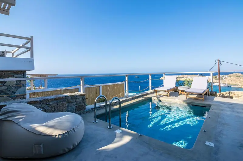 Terrasse avec piscine et vue sur la mer.