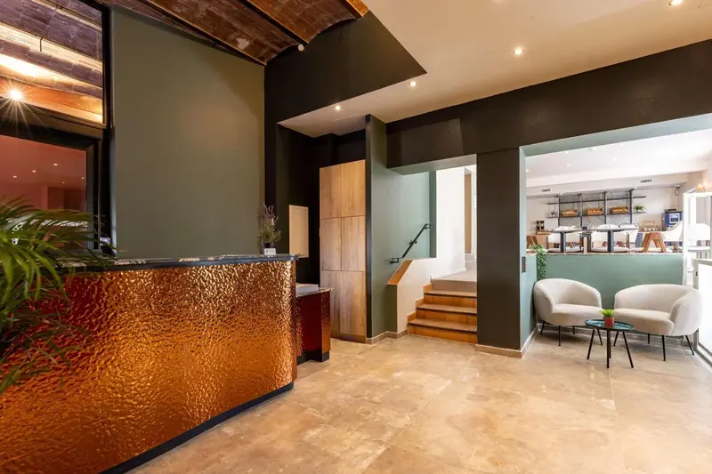 Un comptoir d'accueil moderne dans un hall d'hôtel.