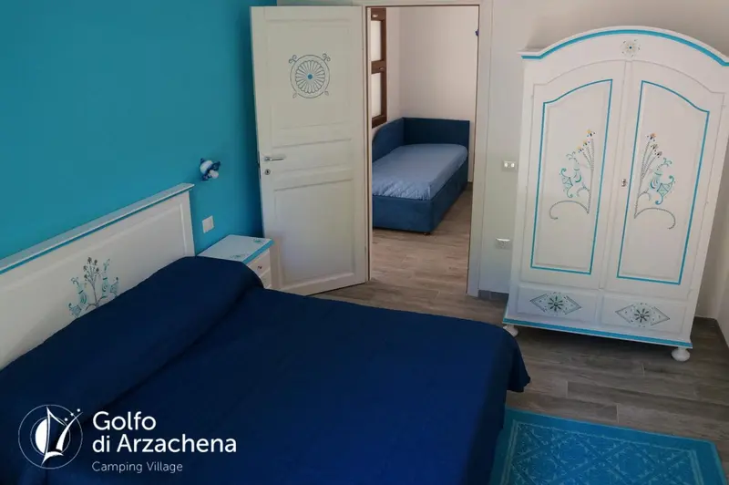 Une chambre à coucher avec un lit double et un lit simple dans l'alcôve.