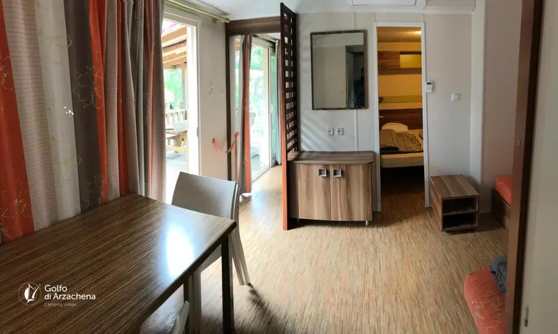 Une salle à manger lumineuse s'ouvre sur un espace de couchage.