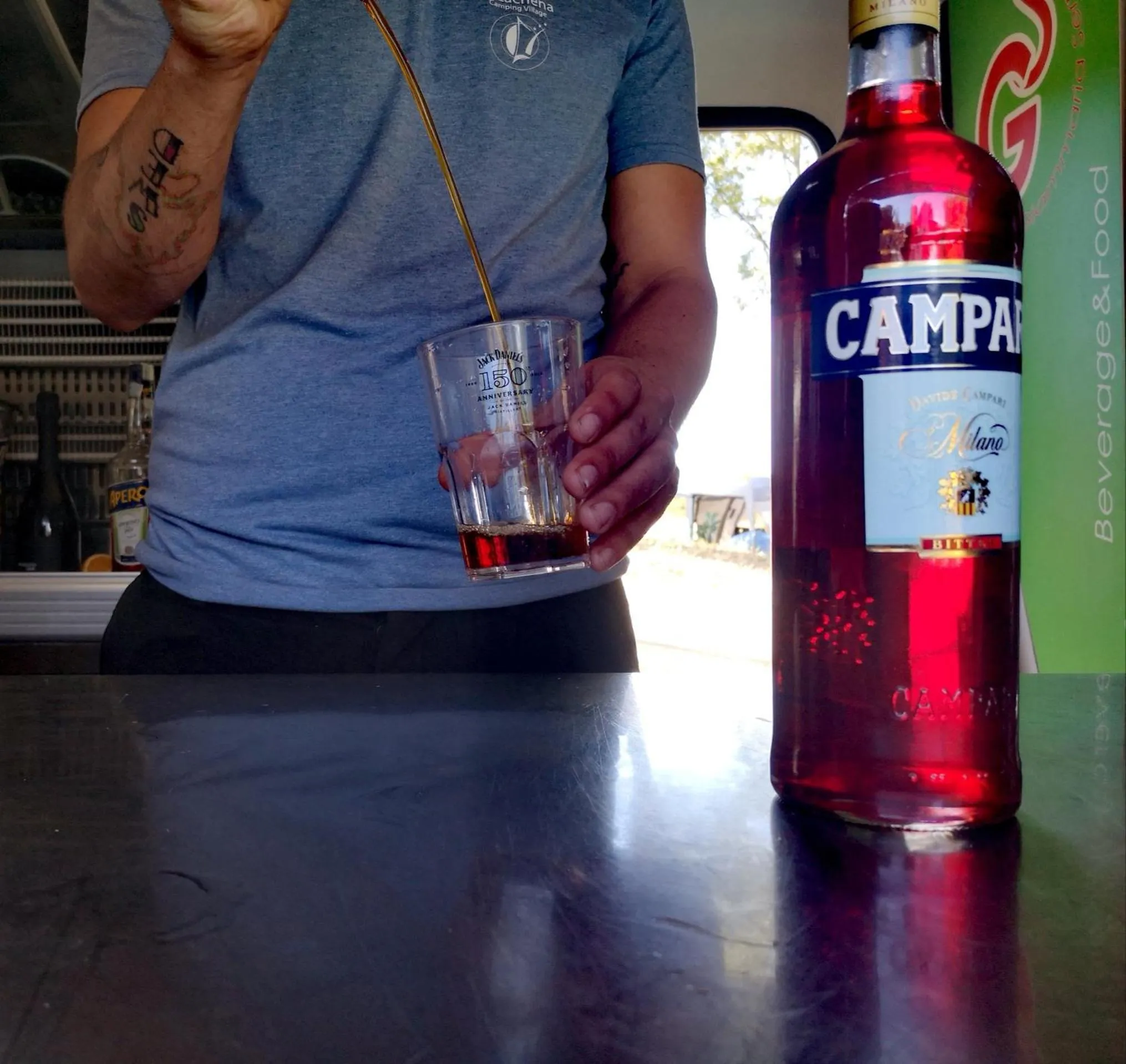 Une personne sert une boisson dans un verre.