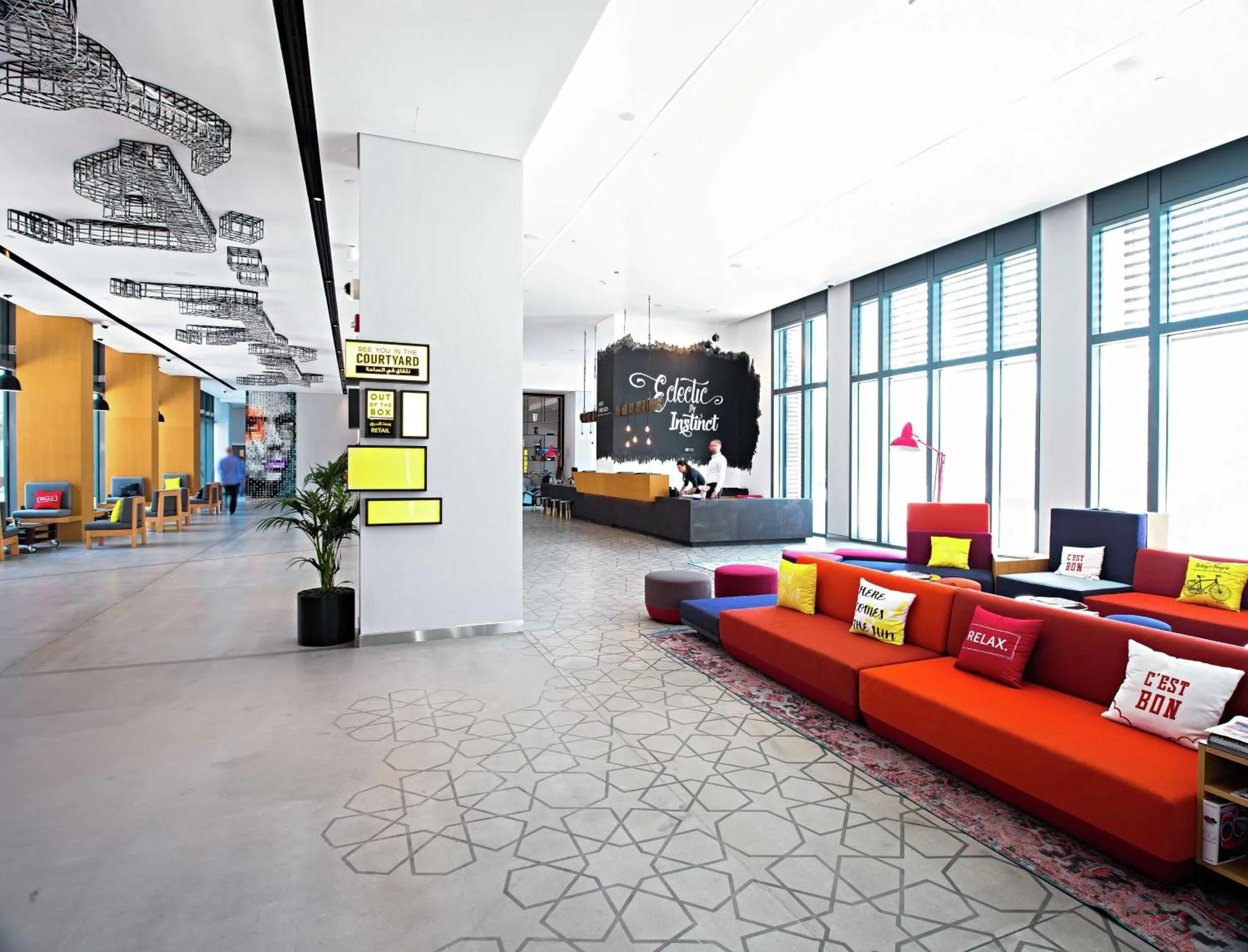 Espace de détente lumineux avec canapés modulables et décoration contemporaine.