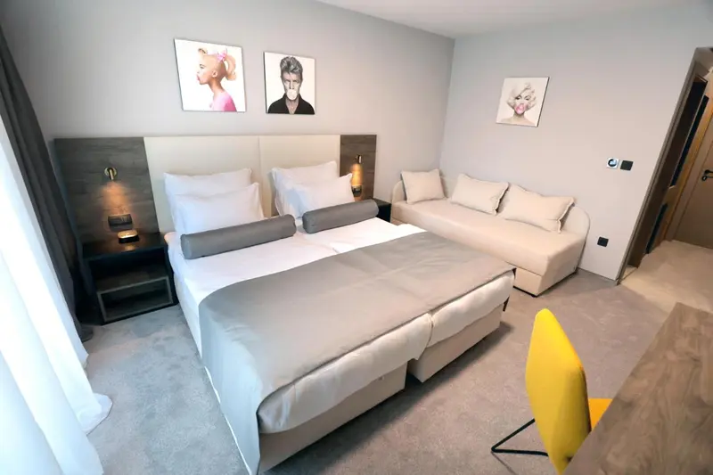 Une chambre d'hôtel moderne avec un grand lit et un canapé.